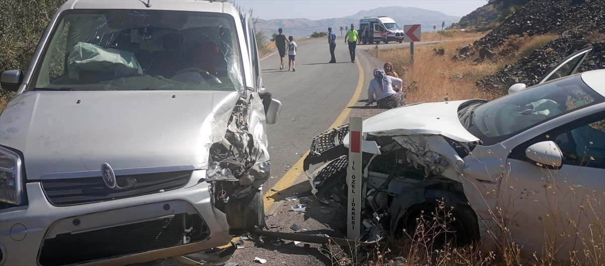 Elazığ'ın Sivrice ilçesinde otomobil ile hafif ticari aracın çarpışması sonucu 6 kişi yaralandı....