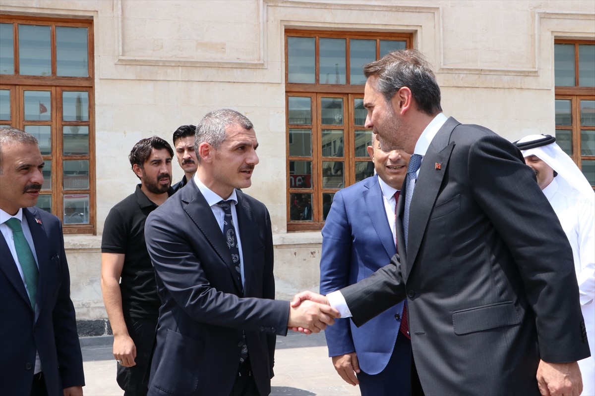 Enerji ve Tabii Kaynaklar Bakanı Alparslan Bayraktar, Kilis Valiliğini ziyaret etti. Bayraktar'ı...