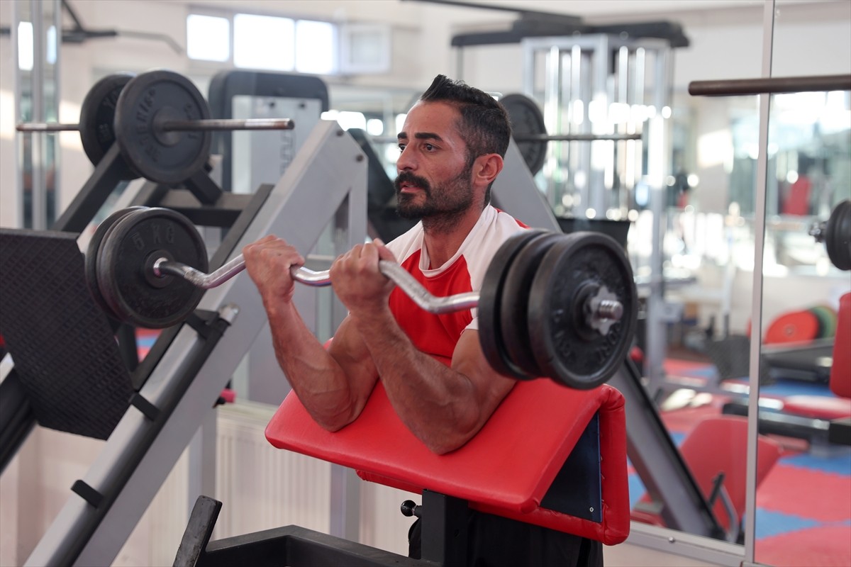 Engelli bilek güreşinde Türkiye birincilikleri kazanan 30 yaşındaki Ceyhan Ağbal, başarısını...