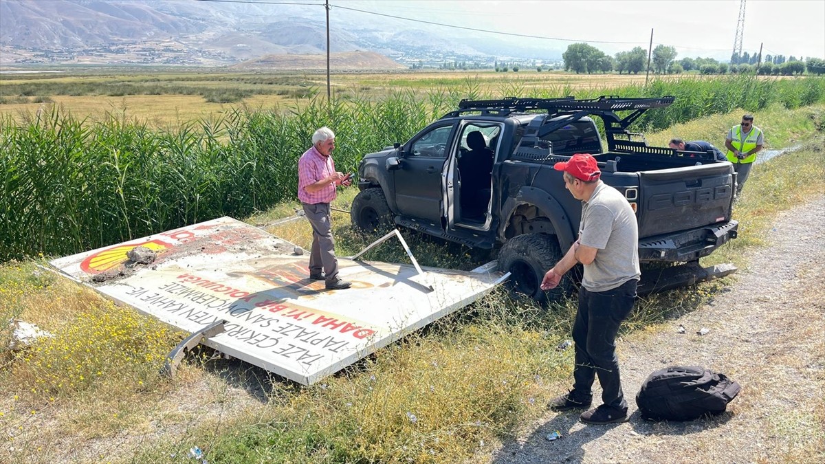 Erzincan'da kamyonetin devrilmesi sonucu 3 kişi yaralandı.