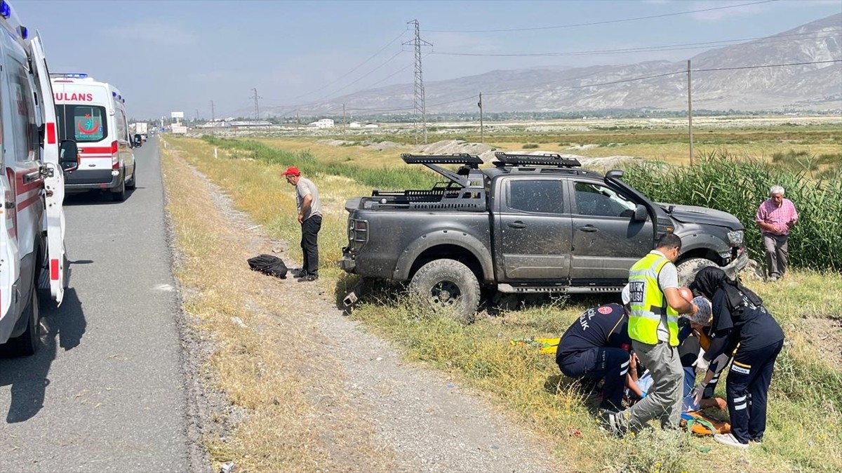 Erzincan'da kamyonetin devrilmesi sonucu 3 kişi yaralandı.
