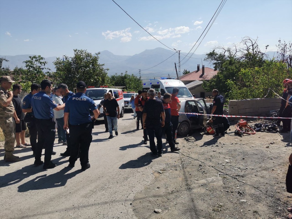 Erzincan'da otomobilin bahçe duvarına çarpması sonucu 1 kişi hayatını kaybetti, 3 kişi...