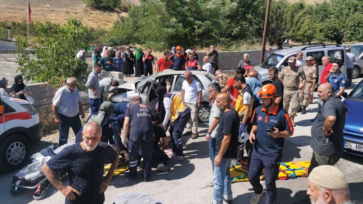 Erzincan'da otomobilin bahçe duvarına çarpması sonucu 1 kişi hayatını kaybetti, 3 kişi...