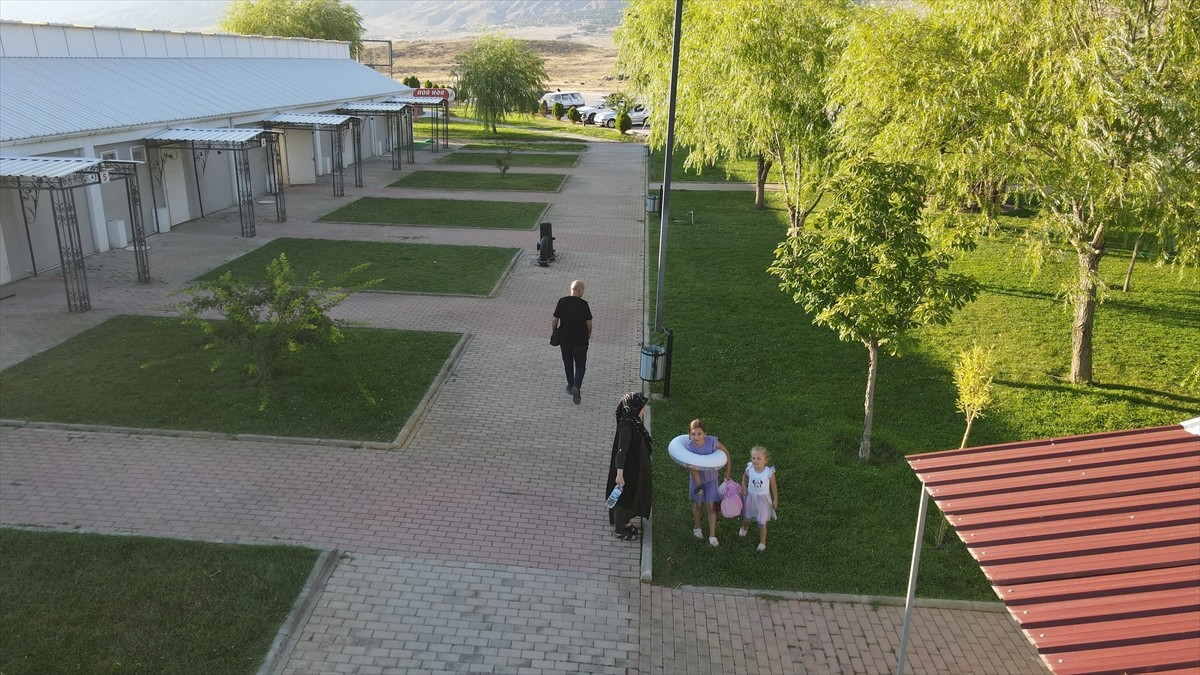 Erzincan'daki Hor Hor Kaplıcası, yer altından çıkartılan 35 derece sıcaklıkta zengin mineralli...