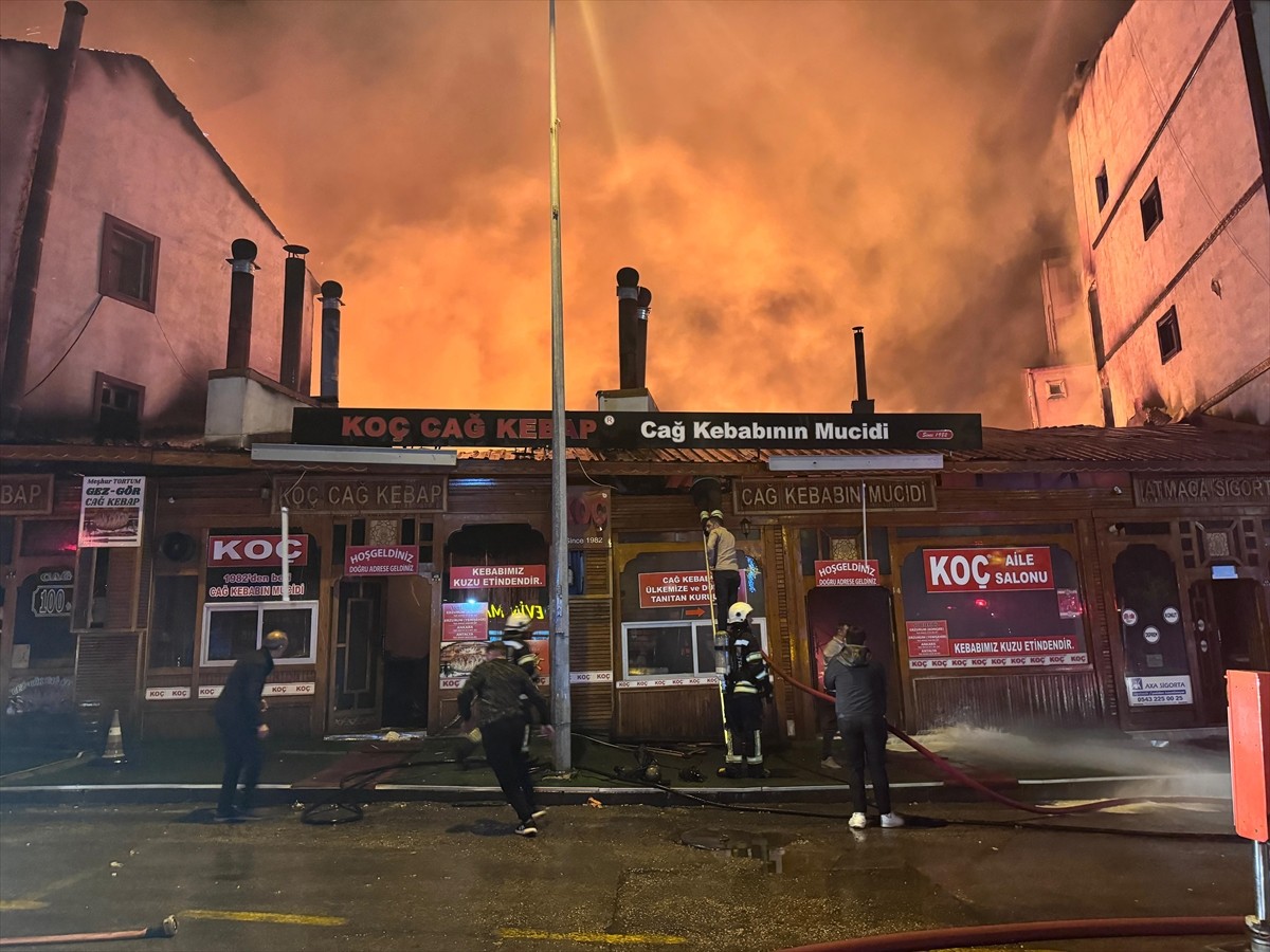 Erzurum'da, cağ kebabı restoranında çıkan yangın, yandaki binaların çatısına sıçradı. Restoranın...