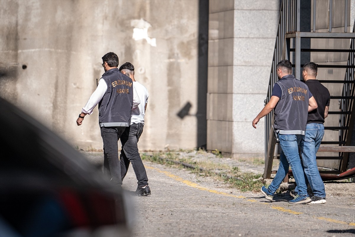 Erzurum'da iş yerlerinin önündeki 2 kişiyi silahla yaraladığı iddiasıyla gözaltına alınan 3...