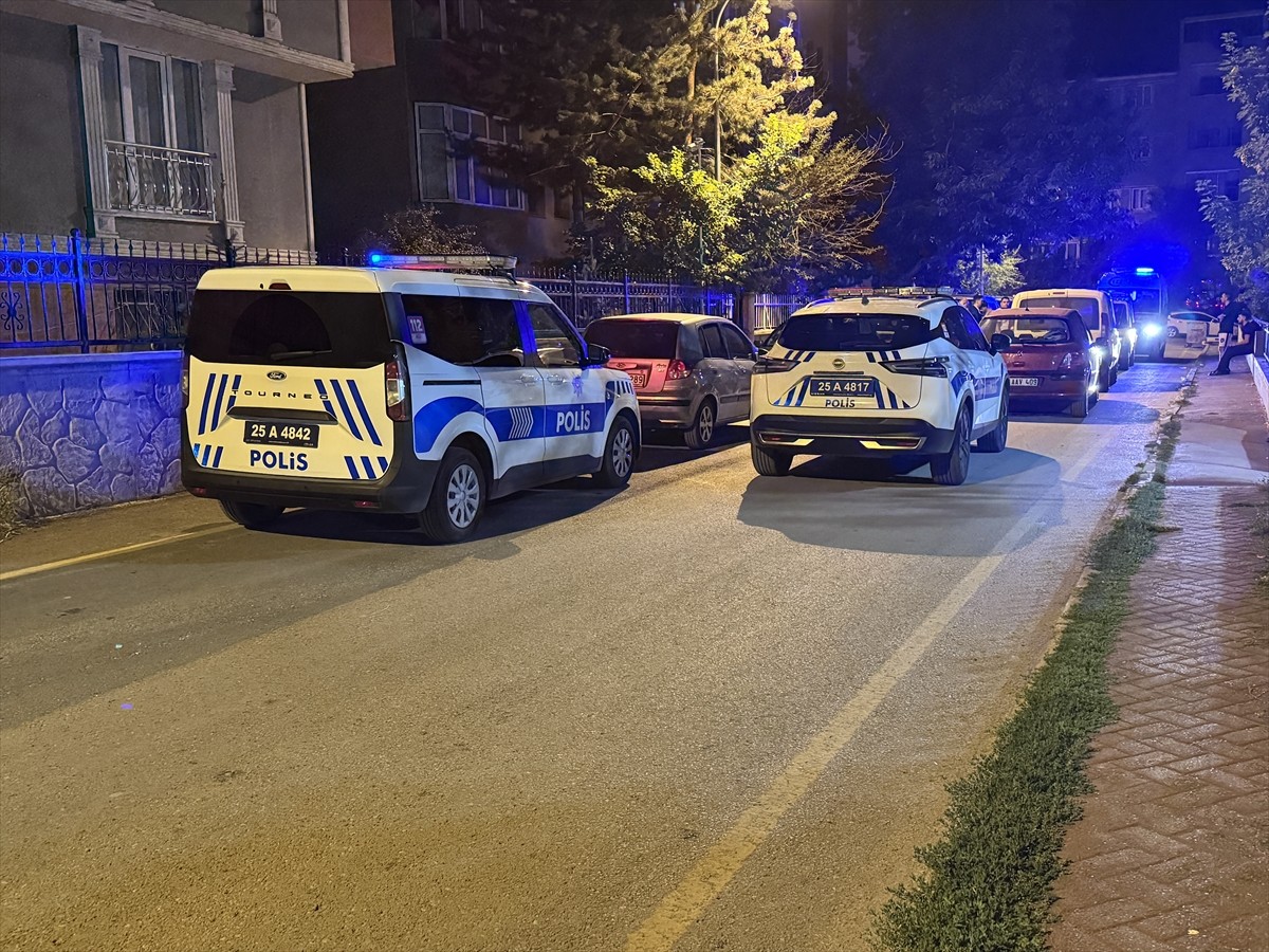 Erzurum'da silahlı saldırıya uğrayan kişi yaralandı. Bölgede inceleme yapan polis ekipleri...