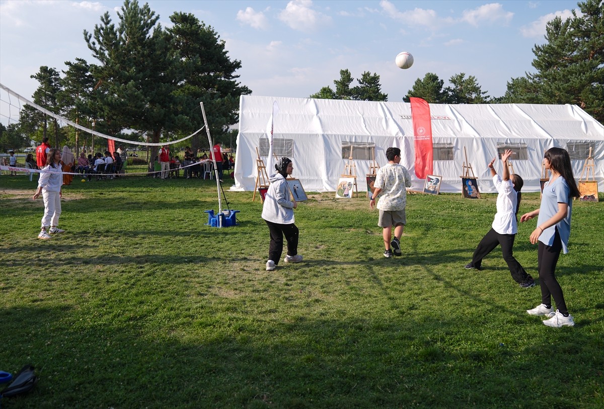 Erzurum'da yaklaşık 5 bin gencin sosyal, kültürel ve sportif faaliyetlere katılabileceği "Çadır...