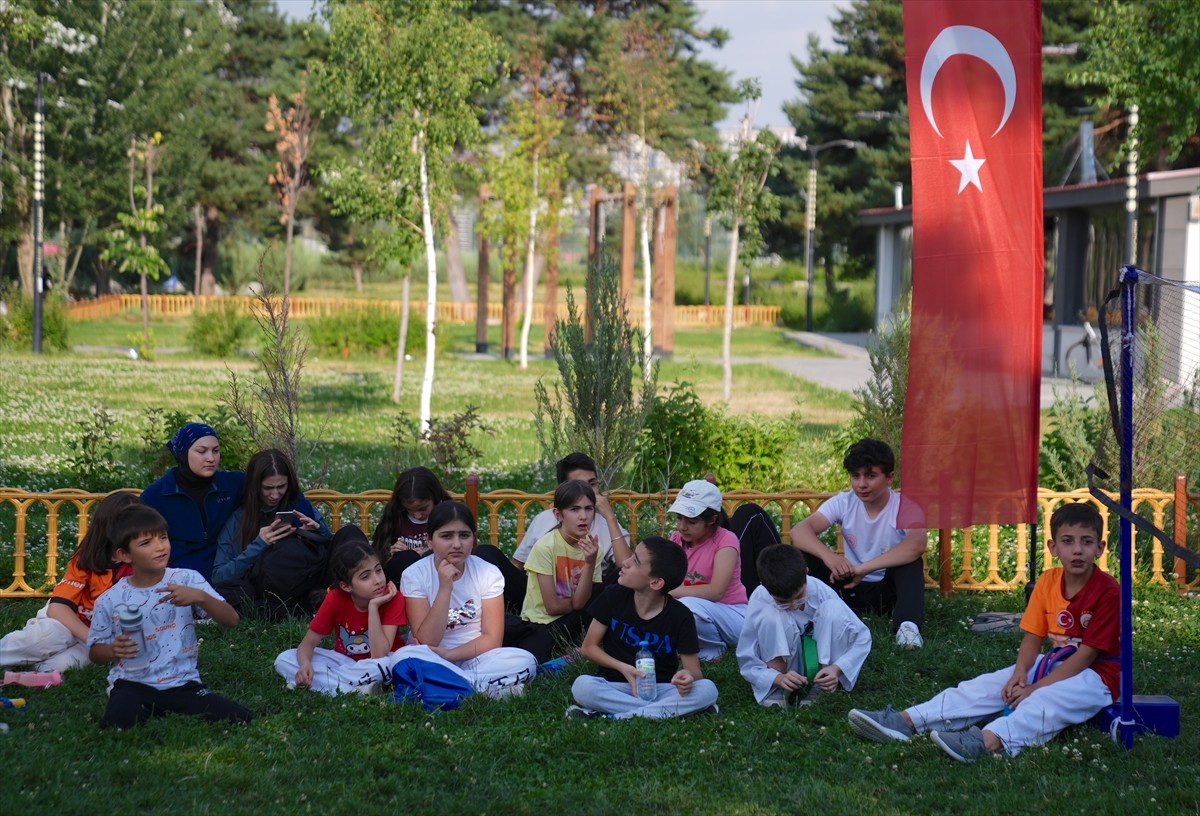 Erzurum'da yaklaşık 5 bin gencin sosyal, kültürel ve sportif faaliyetlere katılabileceği "Çadır...