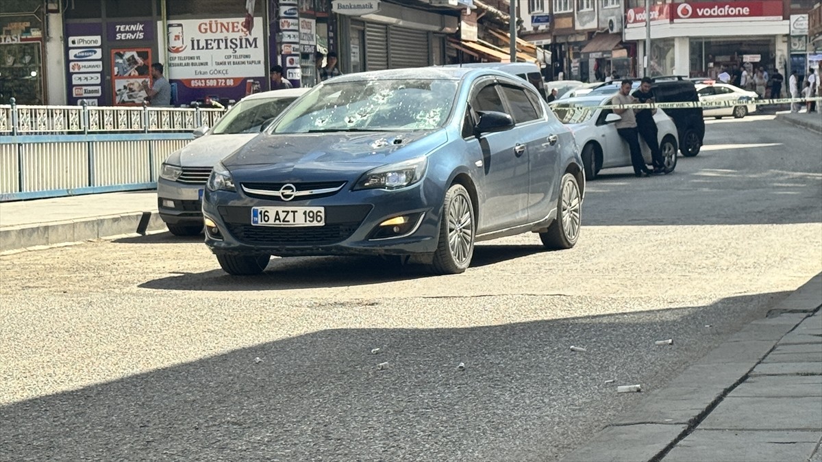 Erzurum'un Oltu ilçesinde silahlı saldırıya uğrayan 1 kişi yaralandı. Polis ekipleri olay yerinde...