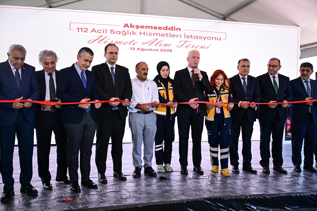 Esenyurt'ta, Akşemseddin 112 Acil Sağlık Hizmetleri İstasyonu İstanbul Valisi Davut Gül (sağ 5) ve...