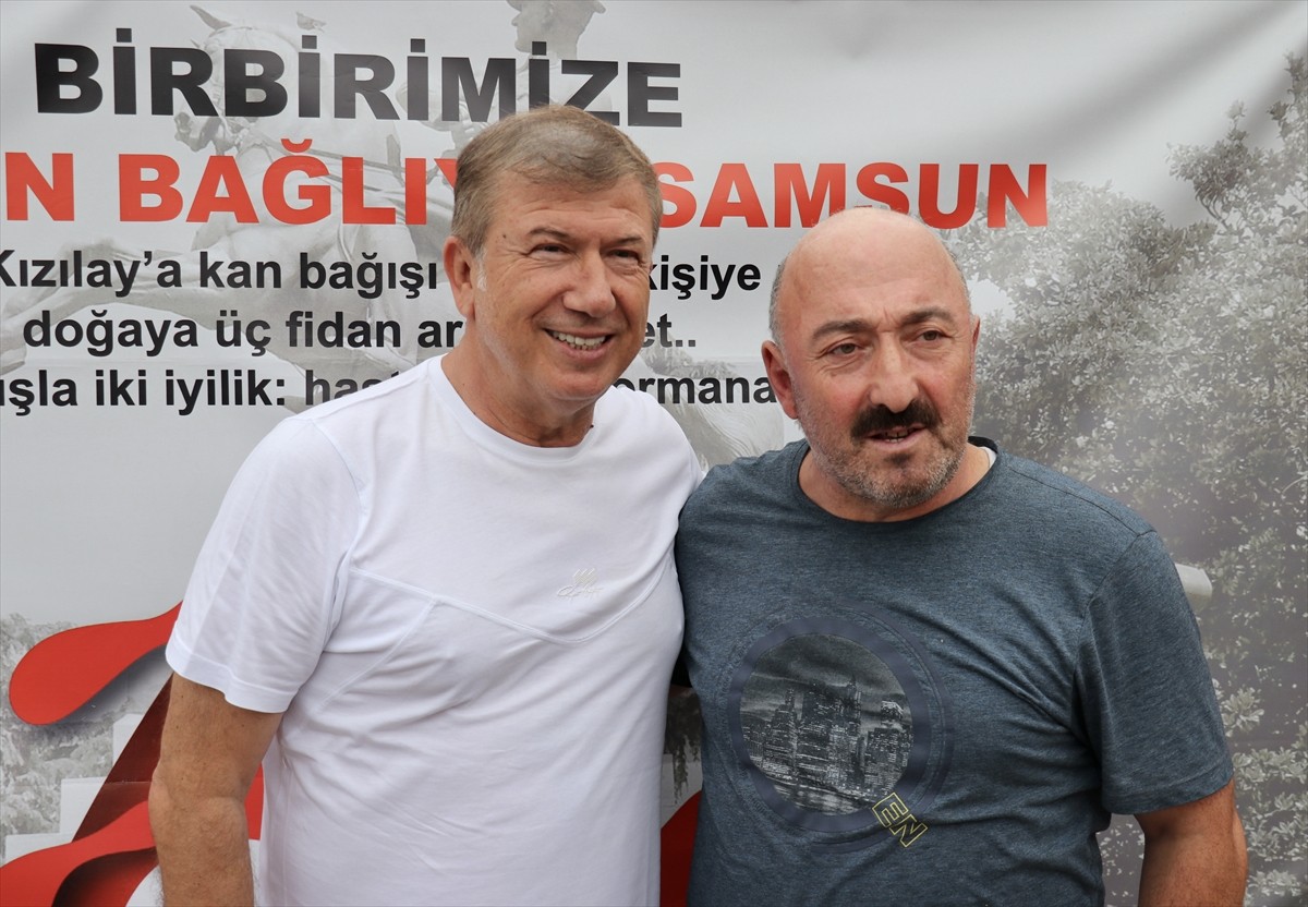 Eski milli futbolcu Tanju Çolak (sol 3), Türk Kızılay tarafından Samsun'da düzenlenen kan bağışı...