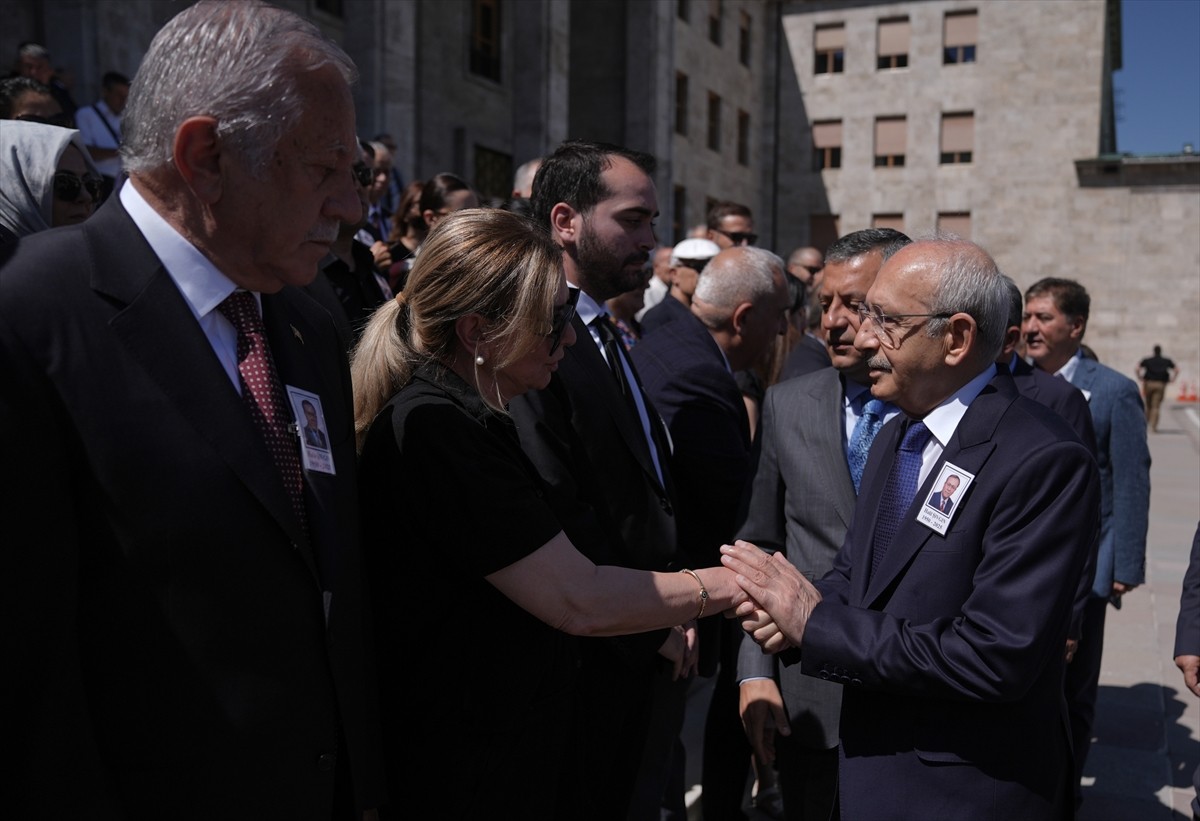 Eski Sağlık Bakanı Halil Şıvgın için TBMM'de cenaze töreni düzenlendi. Törene, eski CHP Genel...