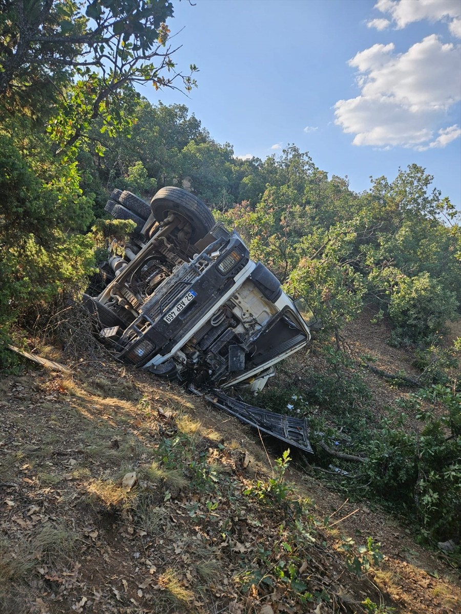 Eskişehir'in Alpu ilçesinde beton mikserinin yol kenarına devrilmesi sonucu sürücü yaralandı.