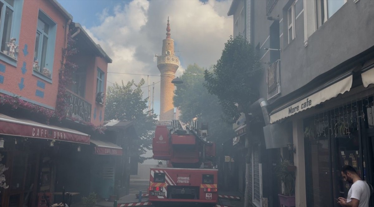 Fatih Balat Vodina Caddesi'nde bulunan Tahta Minare Hamamı'nda henüz belirlemeyen nedenle yangın...