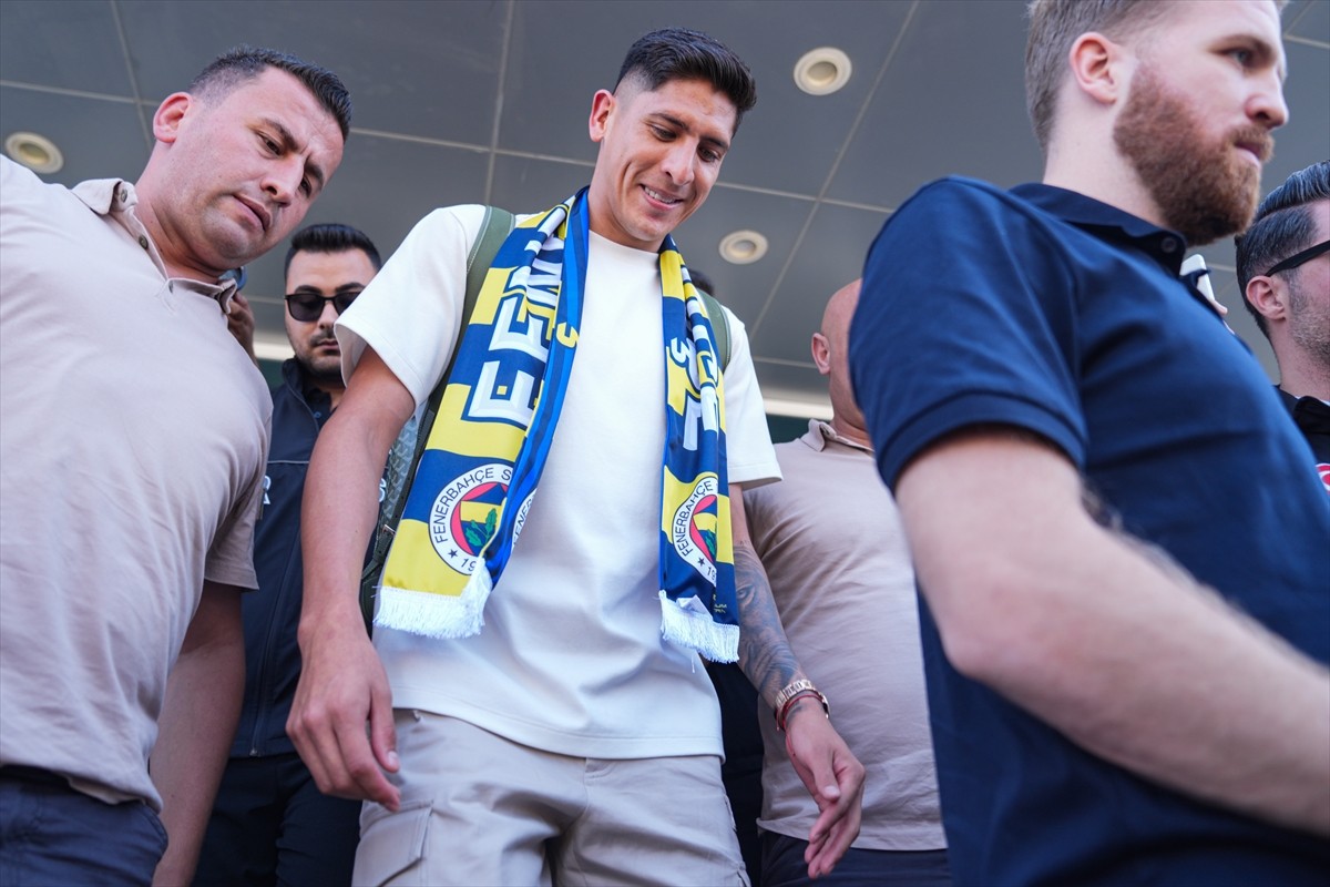 Fenerbahçe'nin kiralık transferi konusunda prensip anlaşmasına vardığı Edson Alvarez, (ortada)...