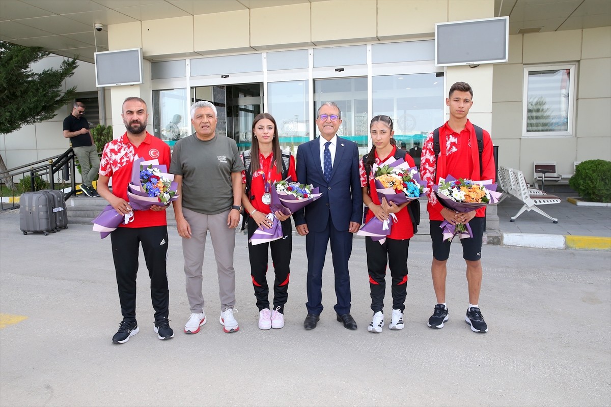 Finlandiya'da düzenlenen Avrupa 20 Yaş Altı Şampiyonası'nda gümüş madalya kazanan milli atlet...