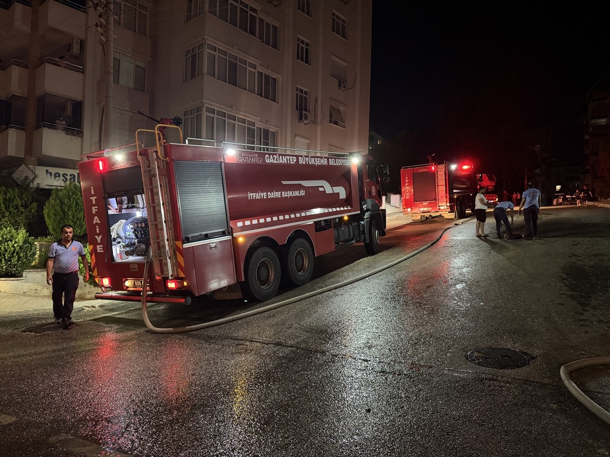 Gaziantep'in merkez Şehitkamil ilçesinde 7 katlı binanın teras katında çıkan yangın söndürüldü. 12...