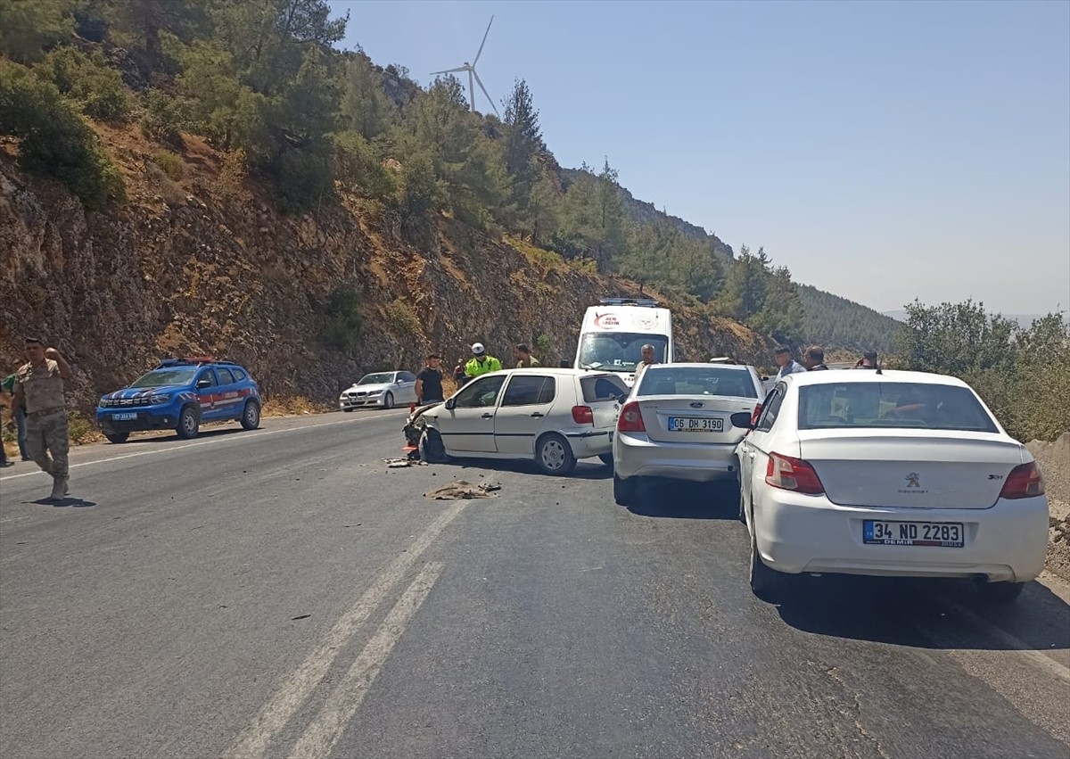 Gaziantep'in Nurdağı ilçesinde meydana gelen zincirleme trafik kazasında 9 kişi yaralandı.