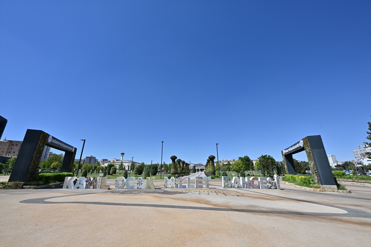 Gaziantep'te sıcak hava hayatı olumsuz etkiledi. Termometrelerin 40 dereceyi gösterdiği kentte...