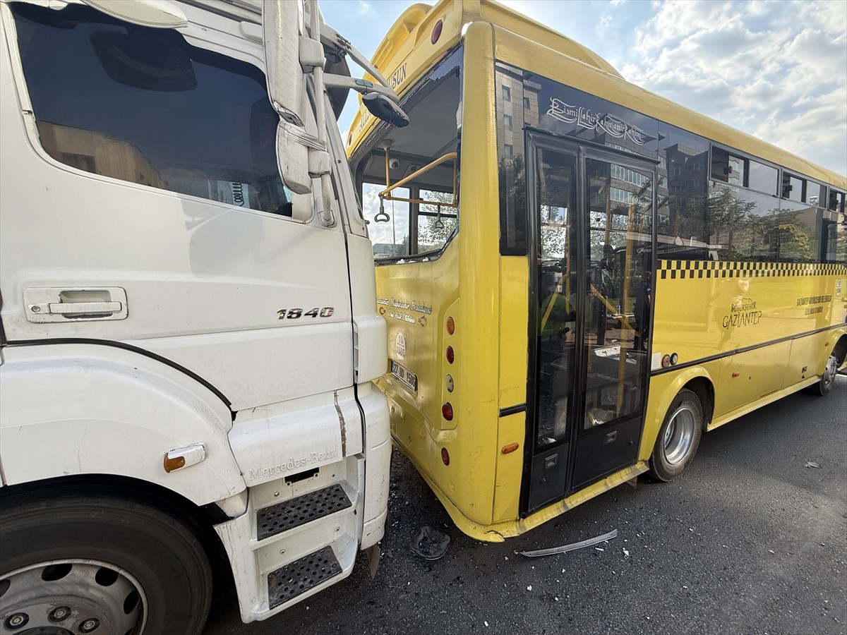 Gaziantep'te tırın özel halk otobüsüne çarpması sonucu 2'si ağır 3 kişi yaralandı.