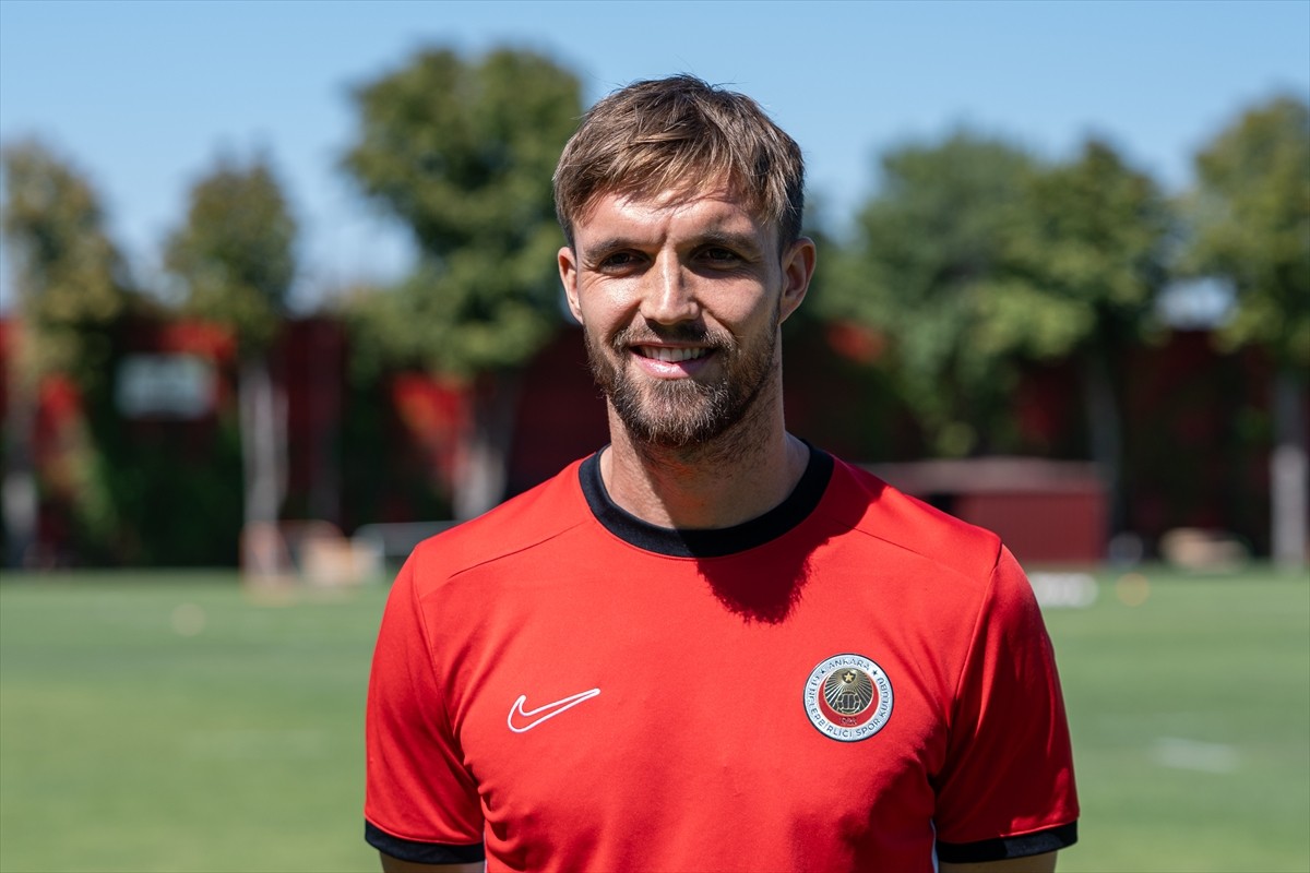 Gençlerbirliği oyuncuları Zan Zuzek (fotoğrafta) ve Göktan Gürpüz, Süper Lig'in 4. haftasında 31...