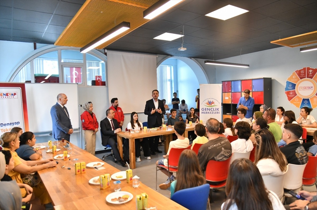 Gençlik ve Spor Bakan Yardımcısı Enes Eminoğlu, Tekirdağ'da Deneyap Teknoloji Atölyesi'nde yaz...