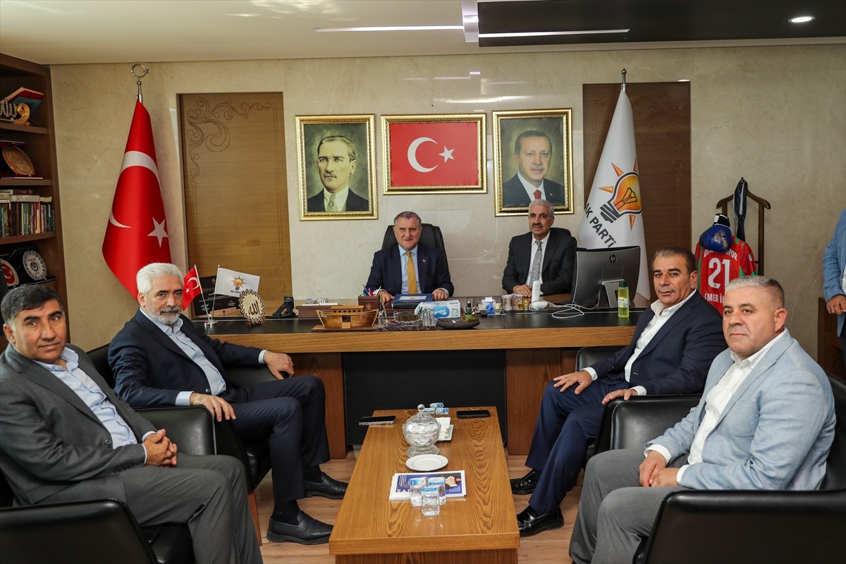 Gençlik ve Spor Bakanı Osman Aşkın Bak, AK Parti İl Başkanlığı'na ziyarette bulunarak, AK Parti İl...