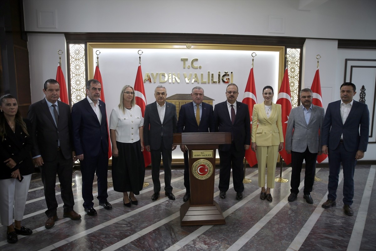 Gençlik ve Spor Bakanı Osman Aşkın Bak, Aydın'da çeşitli ziyaretlerde bulundu. Bak (sağ4), bu...