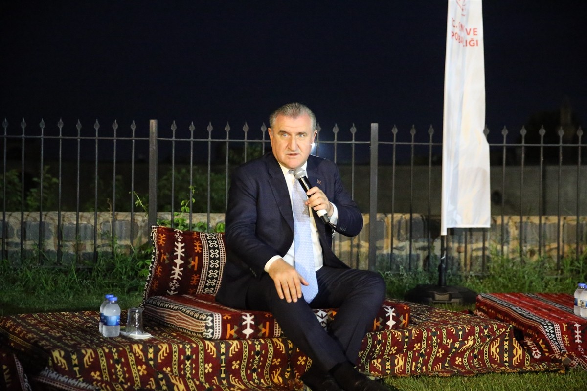 Gençlik ve Spor Bakanı Osman Aşkın Bak, çeşitli temaslarda bulunmak üzere geldiği Diyarbakır'da...