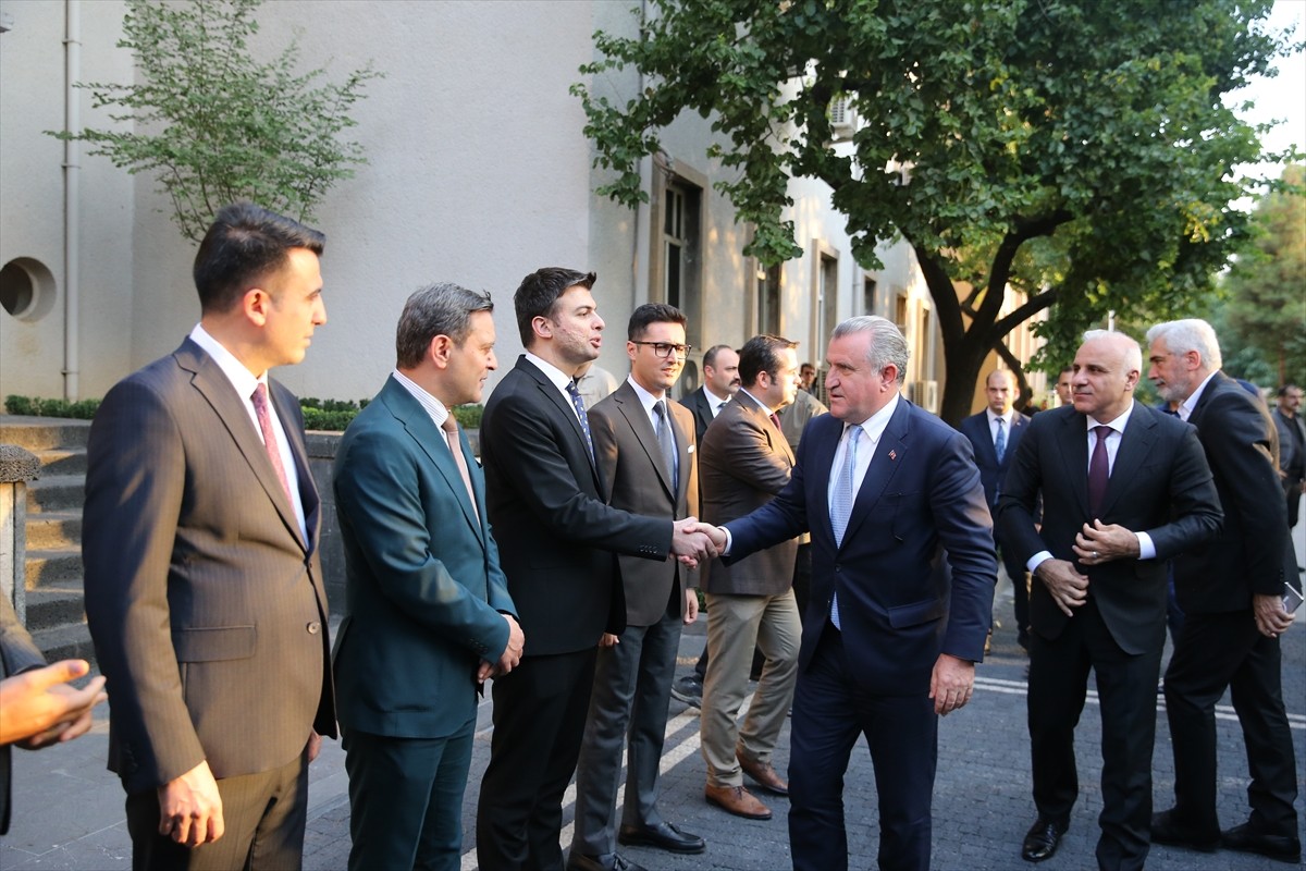 Gençlik ve Spor Bakanı Osman Aşkın Bak, çeşitli temaslarda bulunmak üzere geldiği Diyarbakır'da...