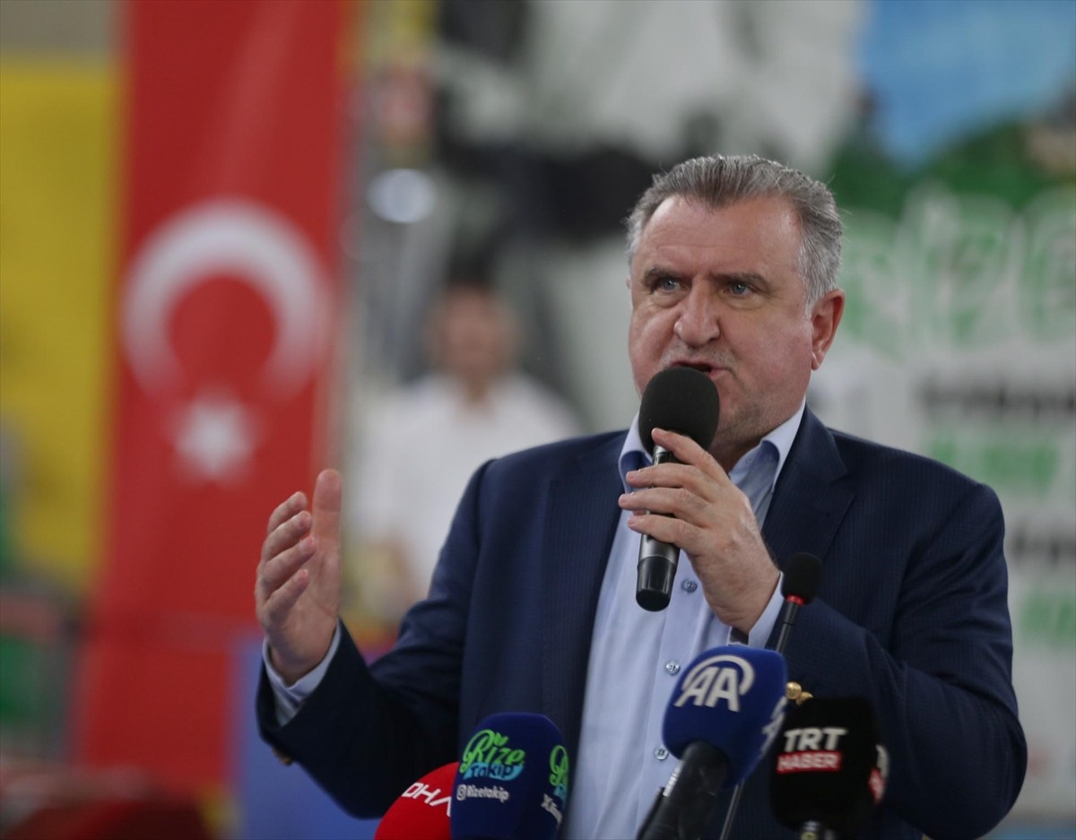 Gençlik ve Spor Bakanı Osman Aşkın Bak, eski Türkiye Karate Federasyonu Başkanı Esat Delihasan...