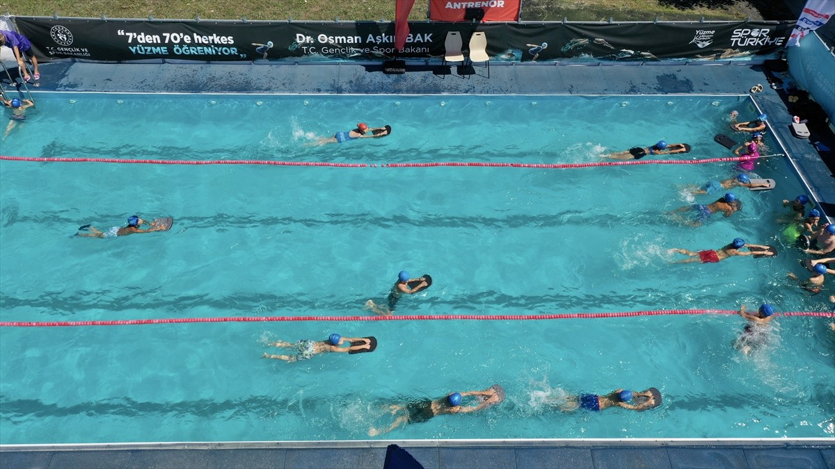 Giresun'da, Yüzme Bilmeyen Kalmasın Projesi kapsamında 4 yılda 25 bin çocuk ve genç yüzme öğrendi....
