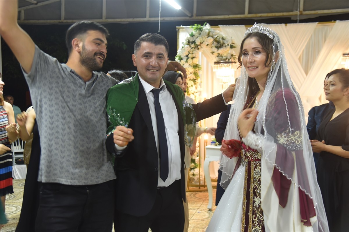 Giresun'un Görele ilçesinde yaşayan Tiryakioğlu çifti, 17 yıl sonra gelinlik ve damatlık giyip...