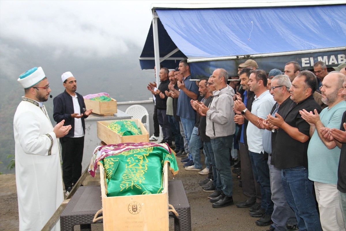 Giresun'un Yağlıdere ilçesinde otomobilin uçuruma yuvarlandığı kazada ölen aynı aileden 3 kişinin...