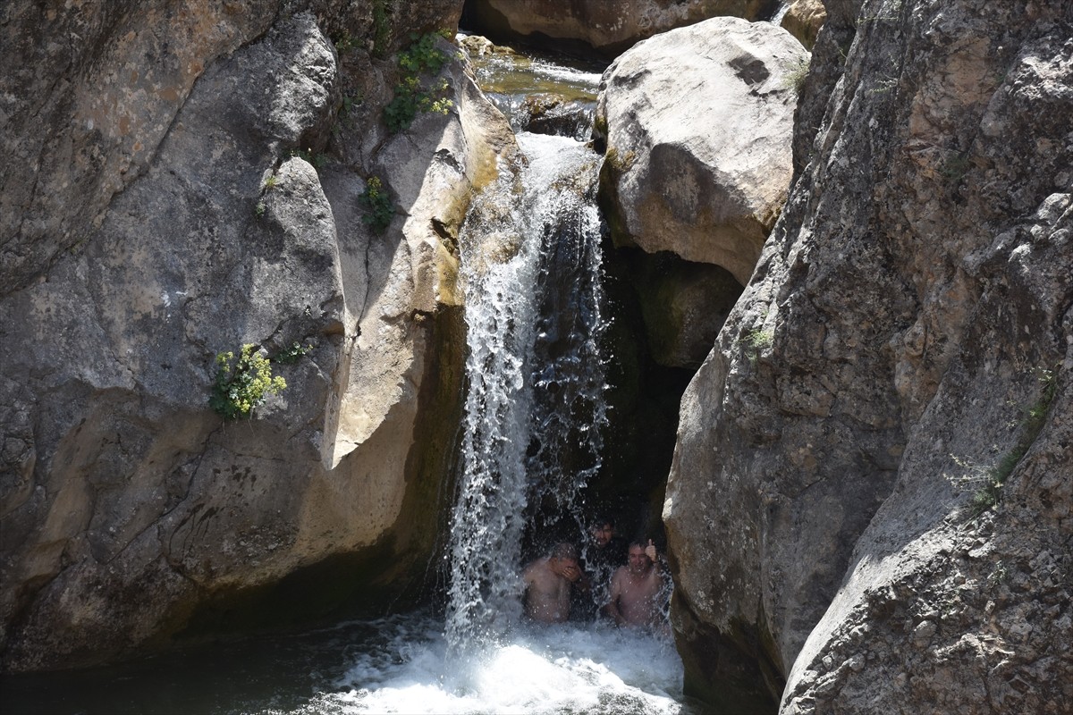 Gümüşhane'nin Kelkit ilçesindeki Çimenli Kanyonu, serinlemek isteyen doğa tutkunlarını...