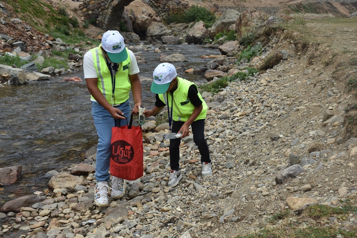 Gümüşhane'nin Taşköprü Yaylası'nda ziyaretçilerin bıraktığı çöpleri toplayarak sosyal medyada ilgi...