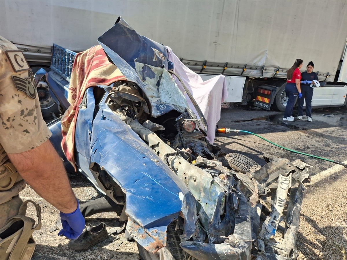 Hakkari'de tır ile pikabın çarpışması sonucu 3 kişi öldü, 2 kişi yaralandı. Hakkari-Van kara...