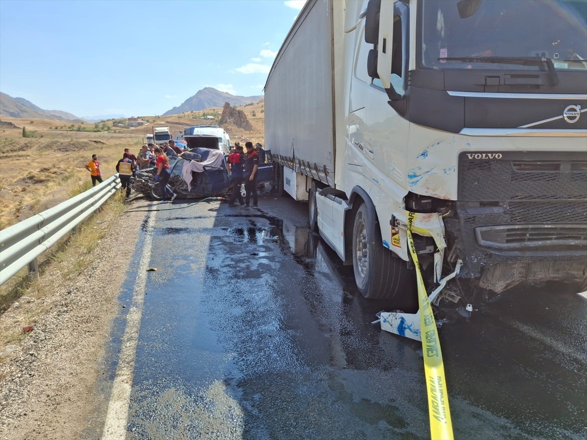 Hakkari'de tır ile pikabın çarpışması sonucu 3 kişi öldü, 2 kişi yaralandı. Hakkari-Van kara...