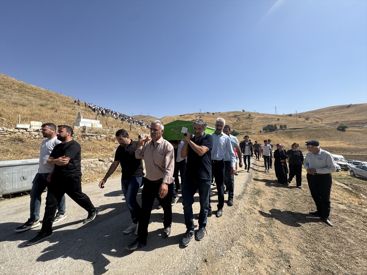 Hakkari'de tır ile pikabın çarpışması sonucu hayatını kaybeden aynı aileden 5 kişinin cenazeleri...