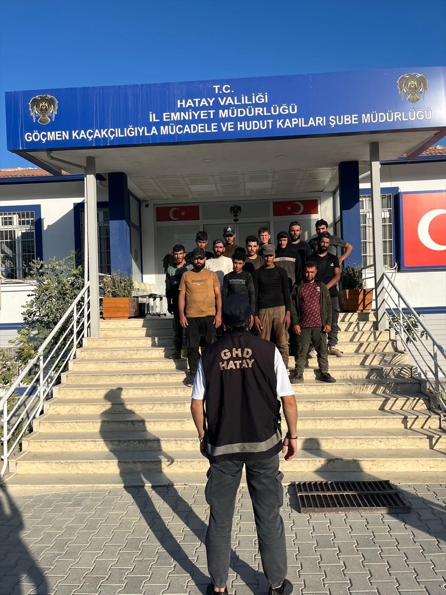 Hatay'da yasa dışı yollarla yurda giren 14 Suriye uyruklu yakalandı, göçmen kaçakçılığı iddiasıyla...