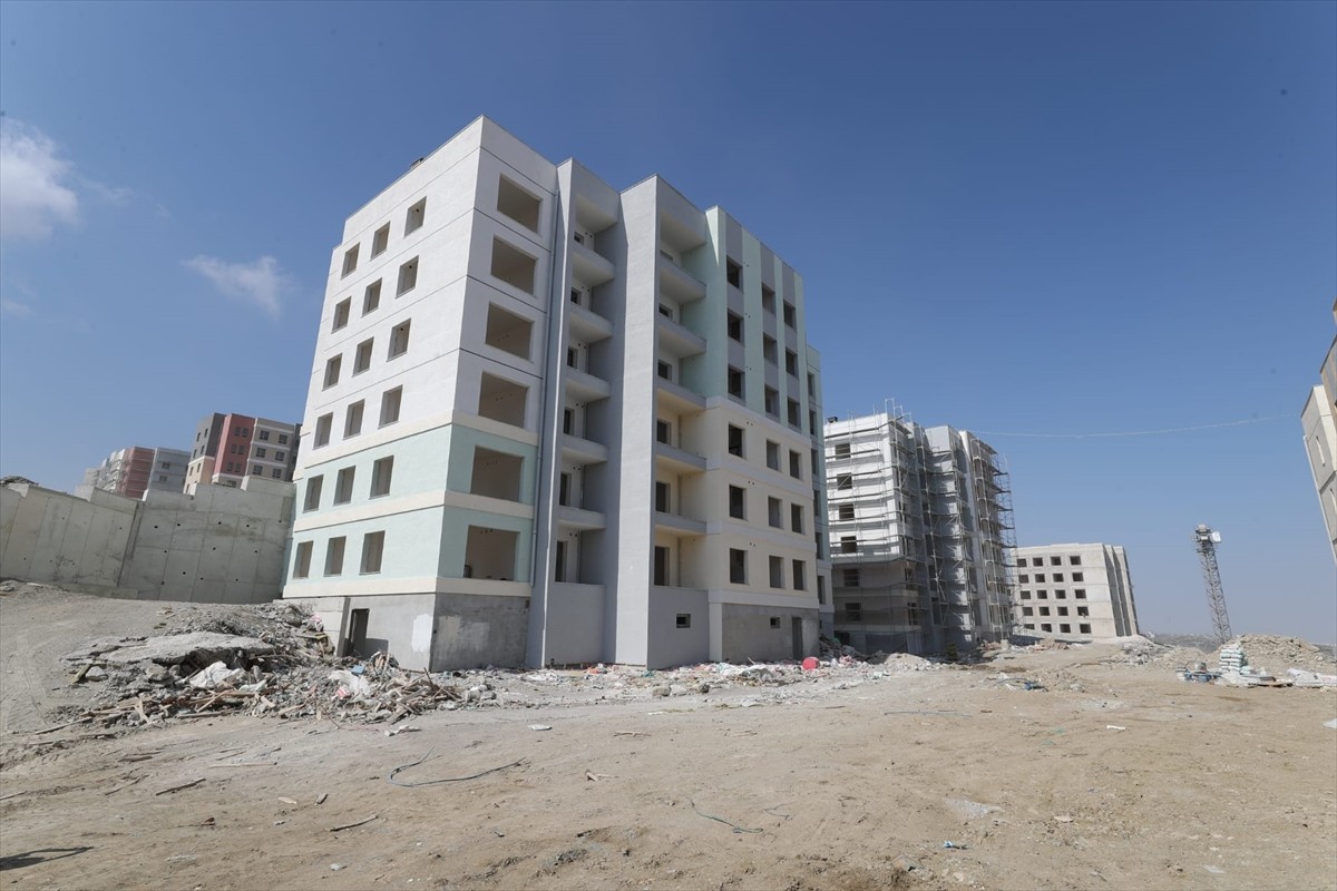 Hatay'ın Defne ilçesinde, 6 Şubat 2023'teki depremlerin ardından yapımına başlanan 3 bin 722 afet...