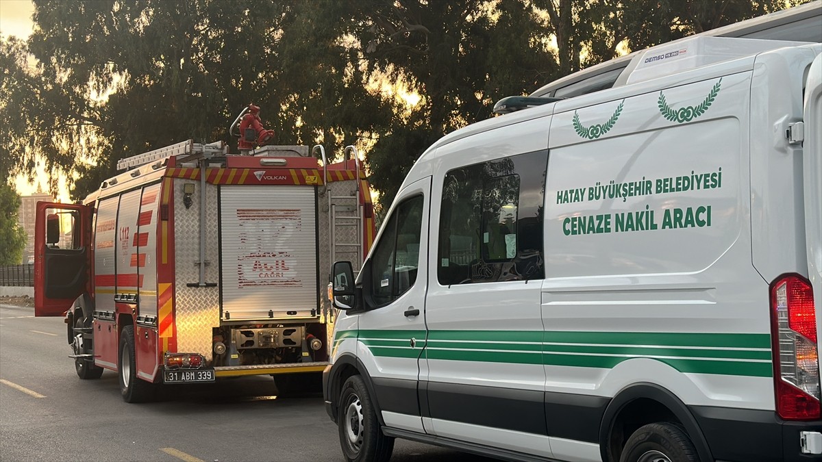 Hatay'ın İskenderun ilçesinde otomobilin motosiklete çarpması sonucu seyir halindeki otobüsün...