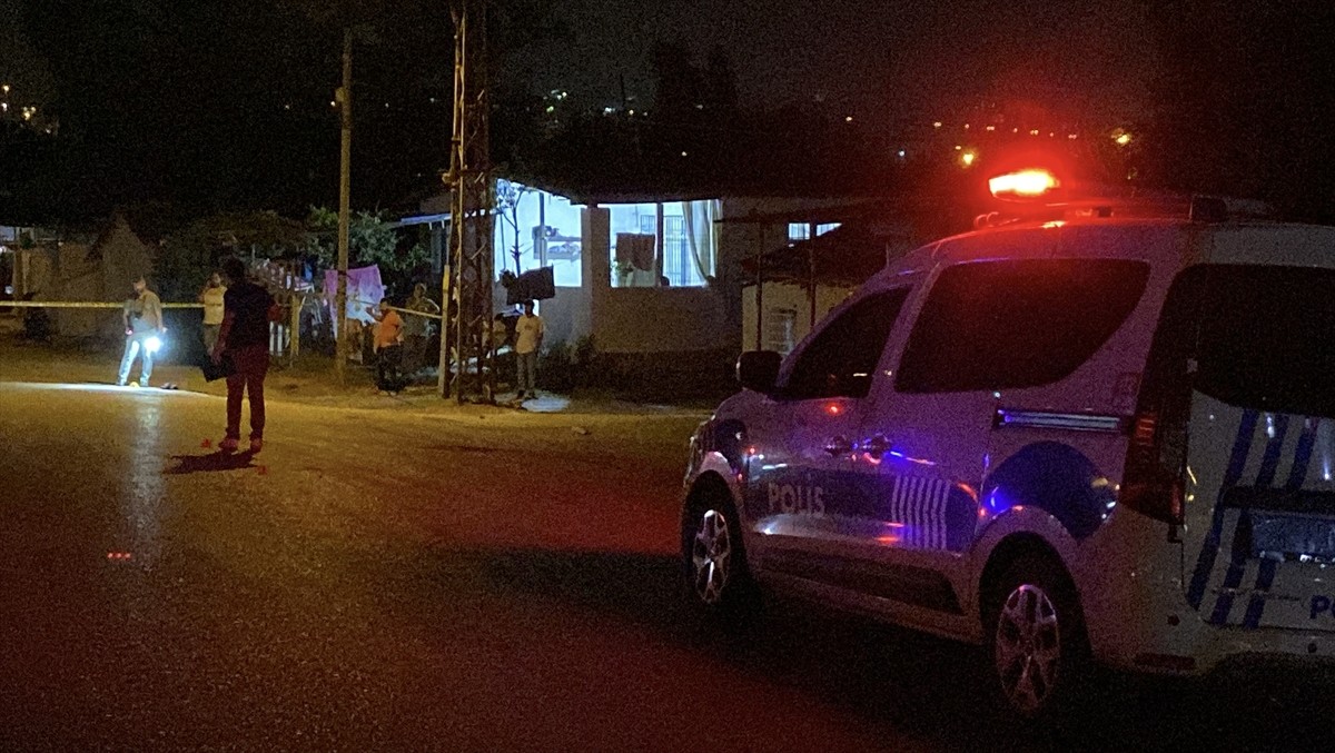 Hatay'ın İskenderun ilçesinde silahlı saldırıya uğrayan kişi yaralandı.