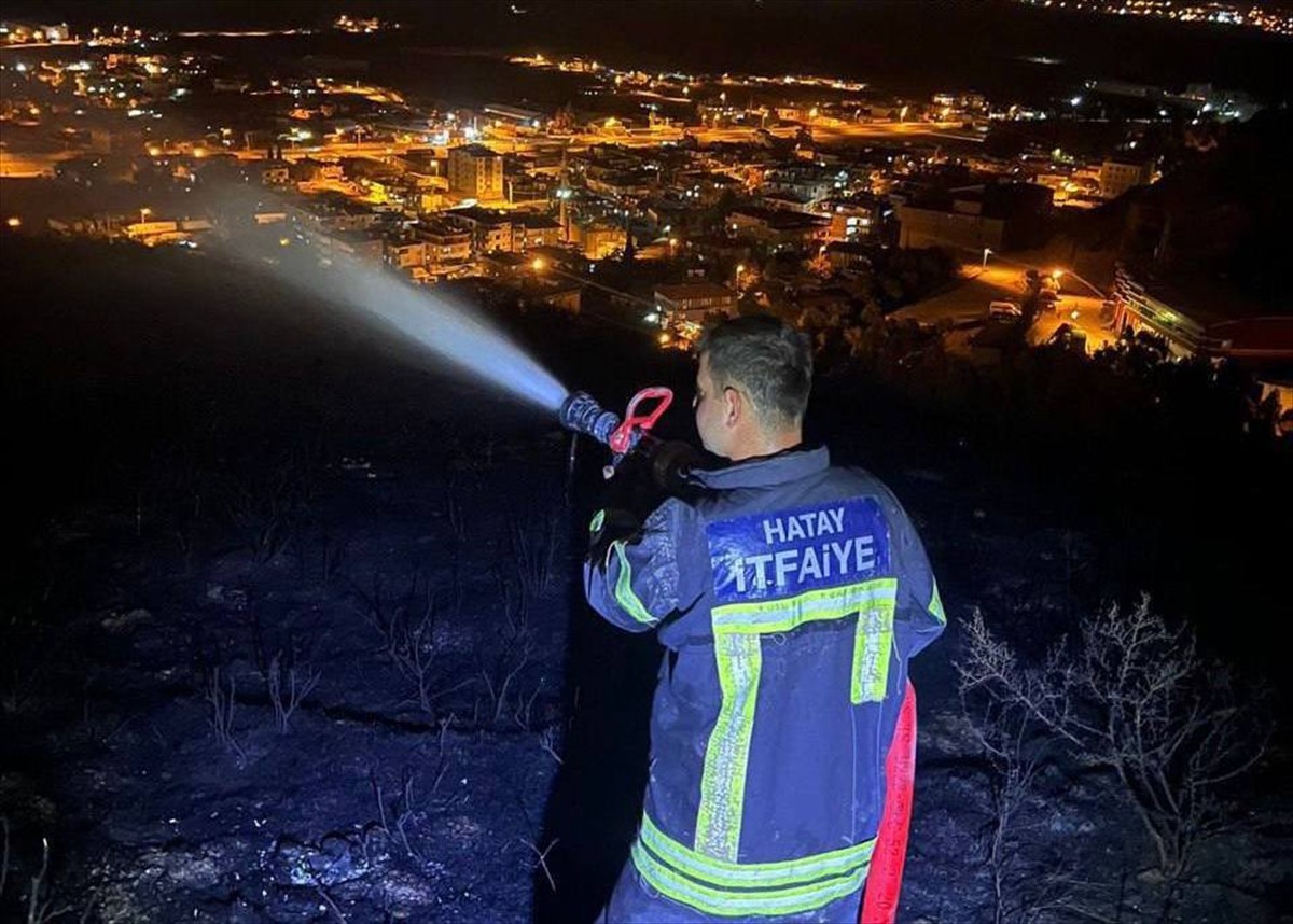 Hatay'ın merkez Antakya ilçesinde çıkan orman yangını ekiplerin müdahalesiyle kontrol altına...