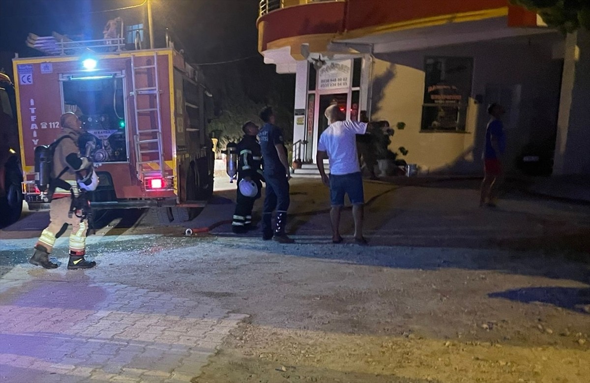 Hatay'ın Samandağ ilçesindeki otelde yangın çıktı. Ekiplerin müdahalesiyle kısa sürede söndürülen...