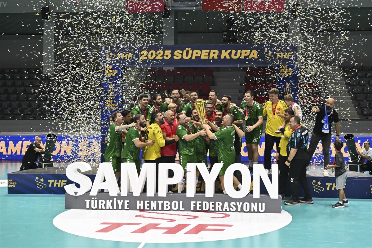 Hentbol Erkekler Süper Kupa finalinde Beşiktaş'ı 37-36 yenen Nilüfer Belediyesi, düzenlenen...