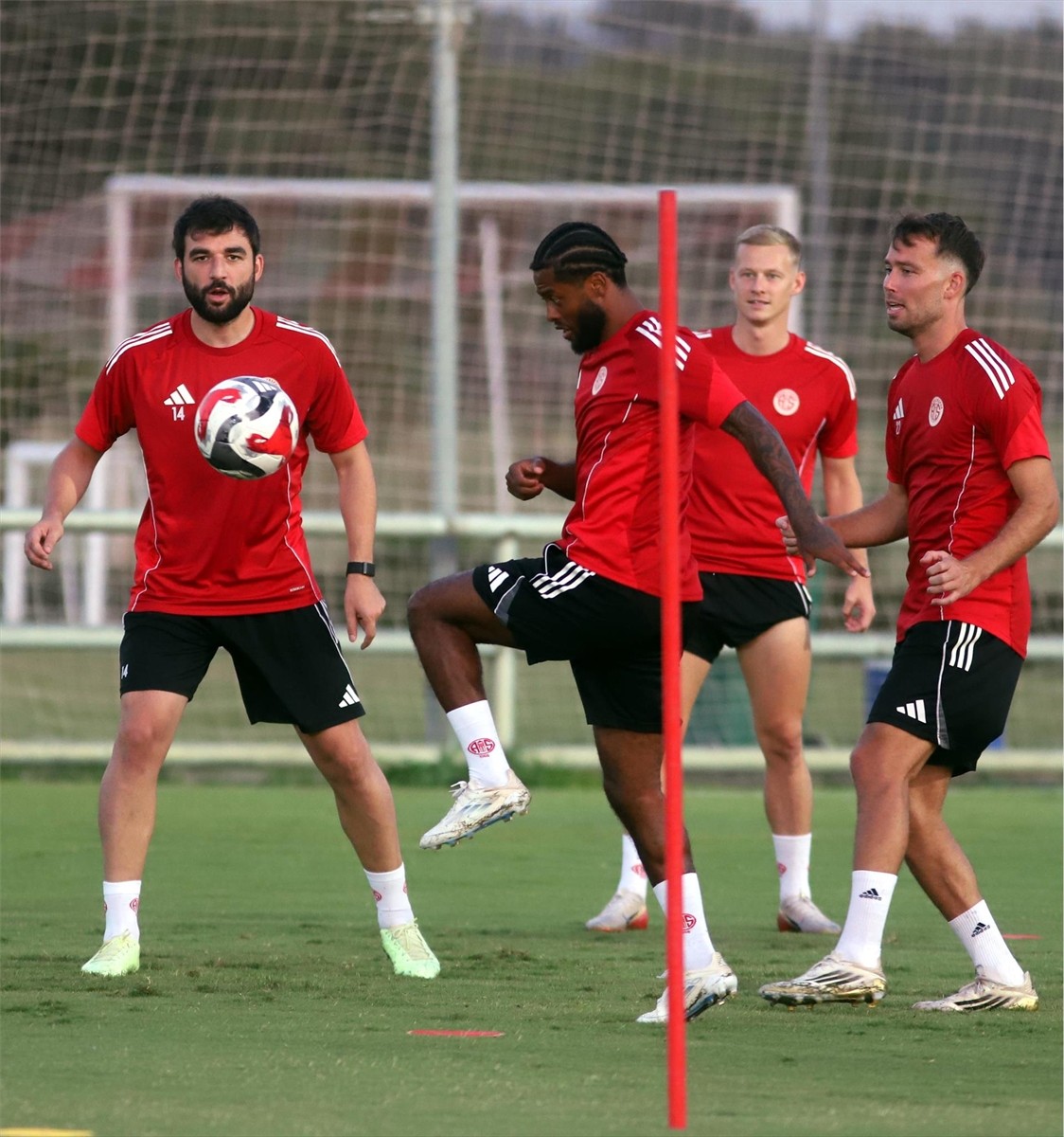 Hesap.com Antalyaspor, Trendyol Süper Lig'in 2. haftasında deplasmanda Gençlerbirliği ile...