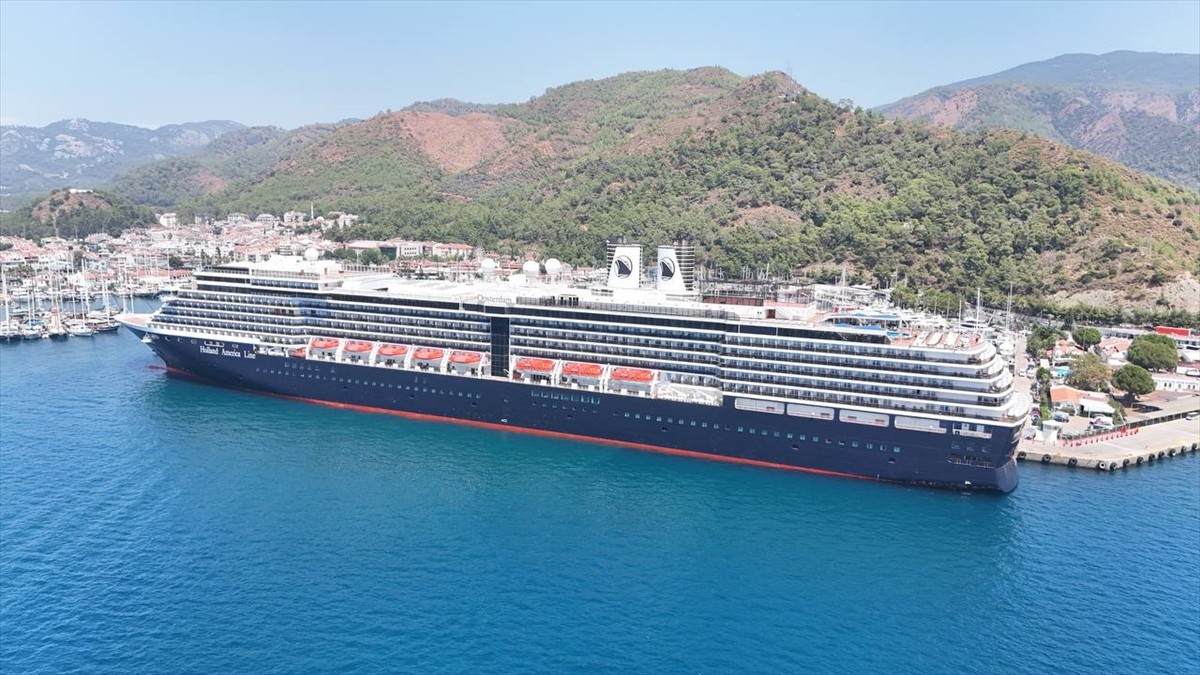 Hollanda bayraklı kruvaziyer "Oosterdam", Muğla'nın Marmaris ilçesine geldi. Alanya'dan demir...