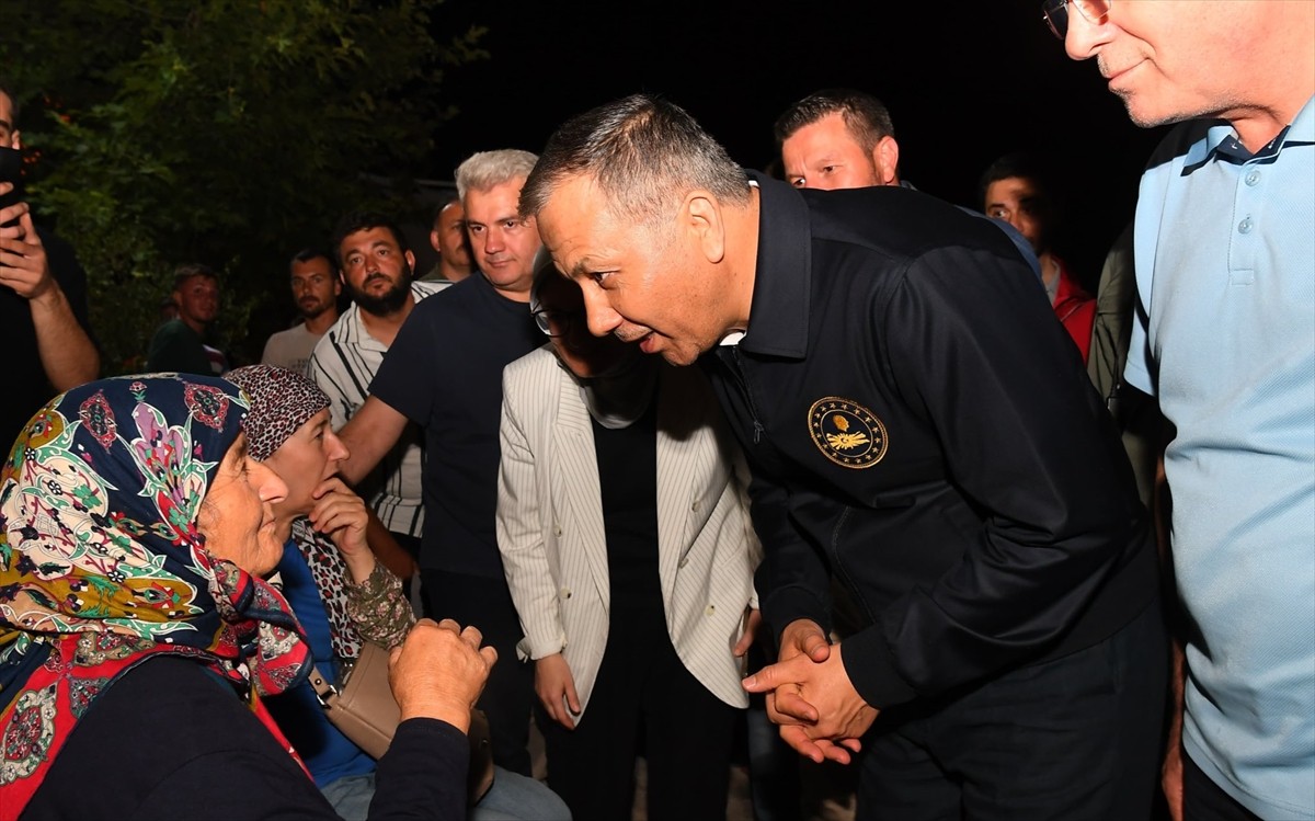 İçişleri Bakanı Ali Yerlikaya, 6,1 büyüklüğünde depremin meydana geldiği Balıkesir'in Sındırgı...